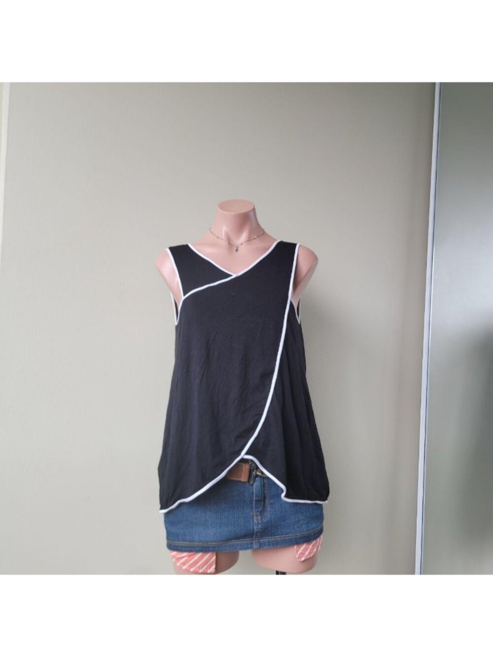 Cable & Gauge Black & White Graphic Mod Tank Top (M)